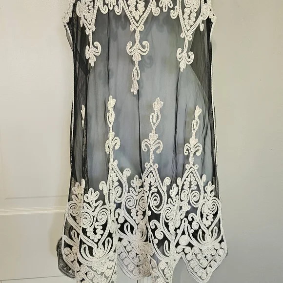 Elegant Black and White Sleeveless Dress - Picture 2 of 4